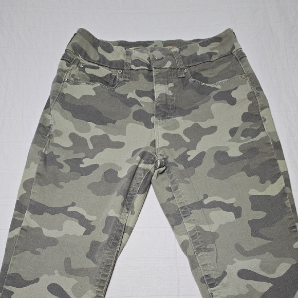 Seven 7 High High Rise Skinny Camouflage Jeans - Size 4 (Wiaist 26 inches) - Picture 2 of 13